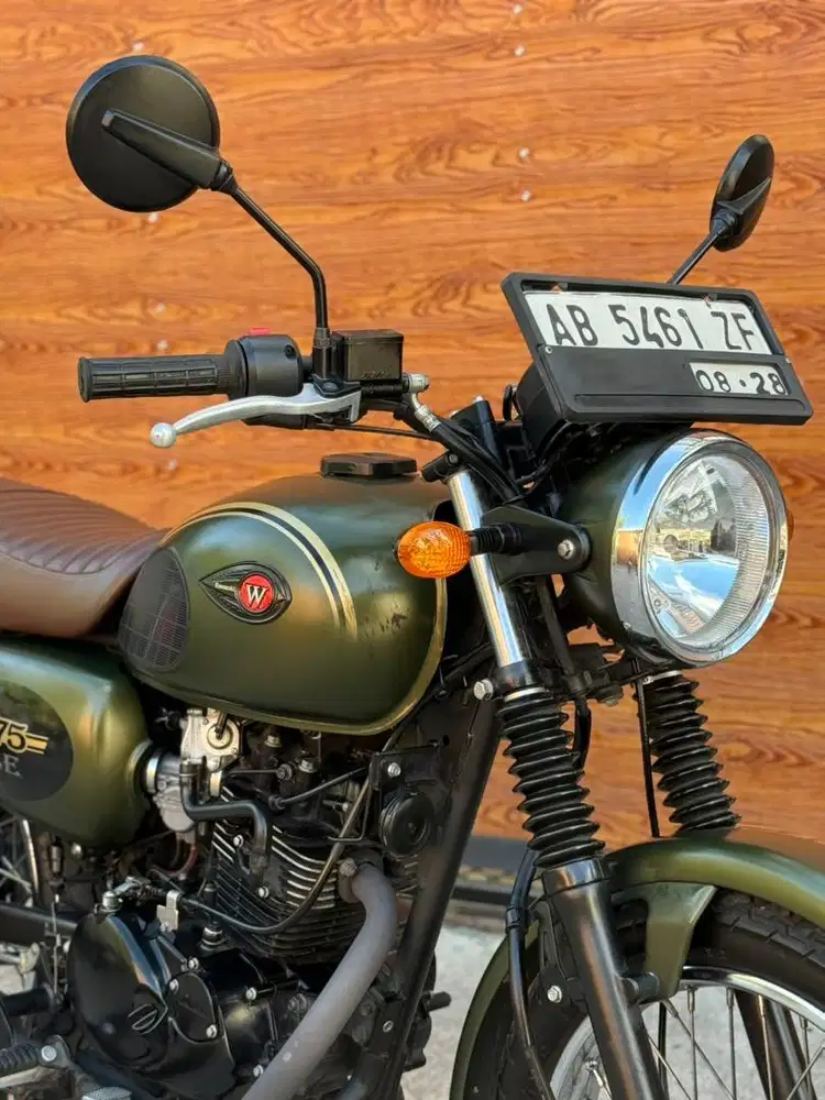 W175 2023 km 4000 seperti baru