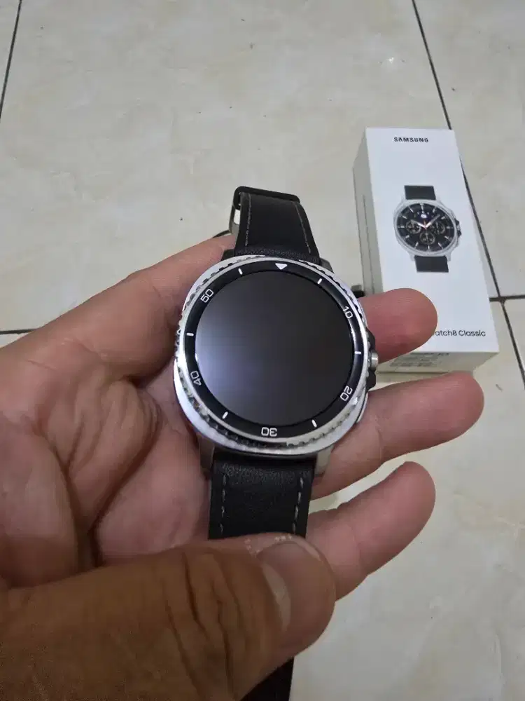 Samsung galaxy watch 8 classic second like new