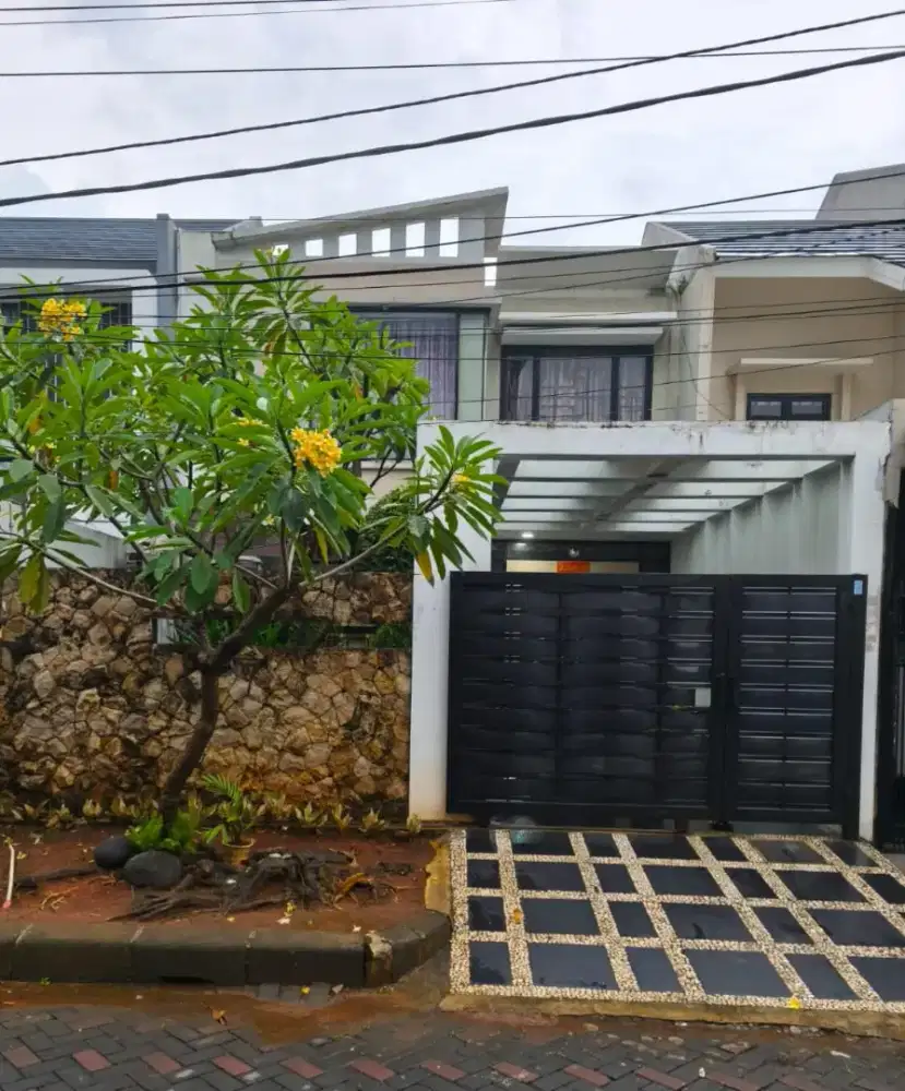 Jual Rumah 2 Lantai Bagus dan Siap Huni di Daerah Taman Semanan Indah