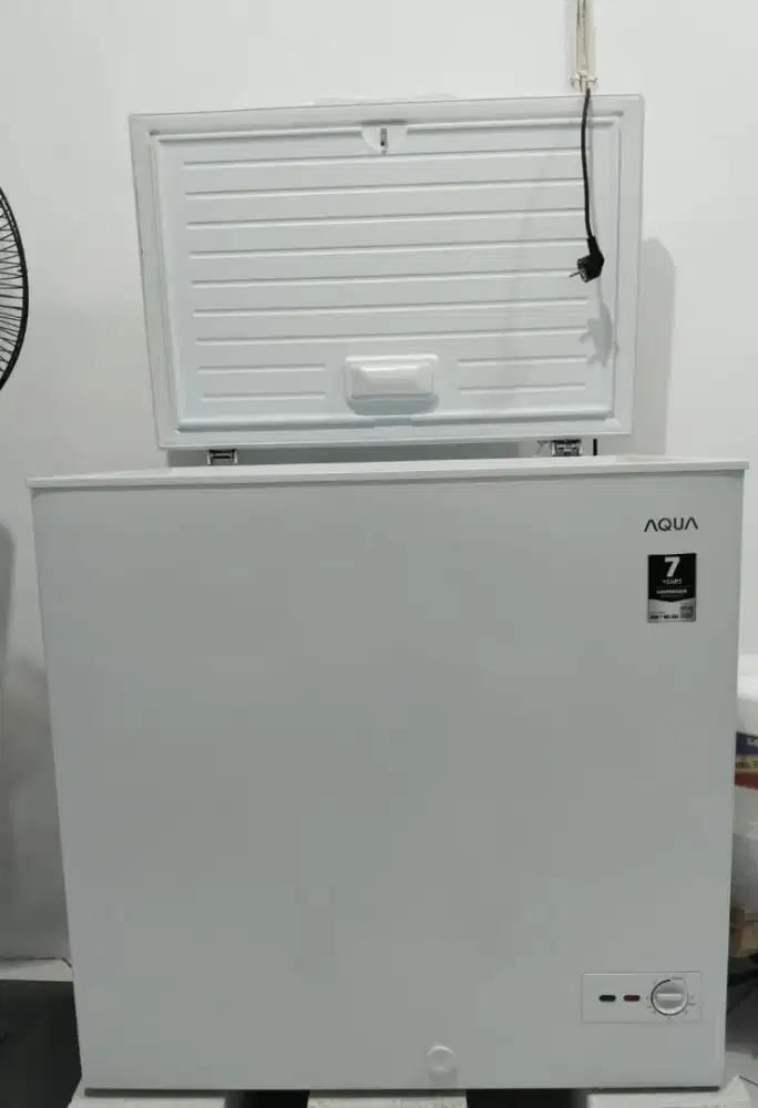 Jual Freezer Box merk Aqua masih garansi dan masih mulus