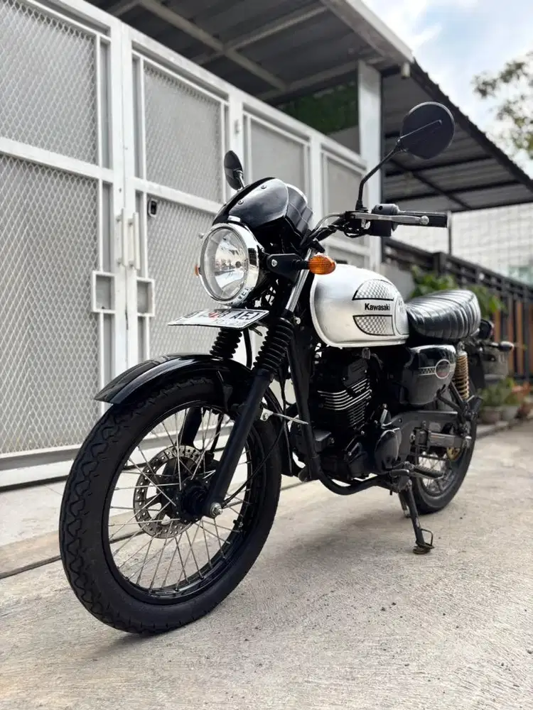 Kawasaki W175 Cafe (Type Tertinggi)