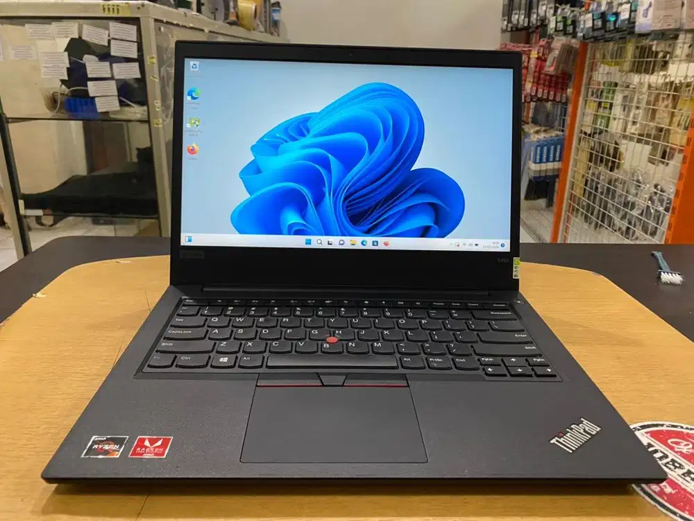 Lenovo ThinkPad E495 Amd Ryzen 7 Ram 16GB SSD 256GB VGA 2GB Design