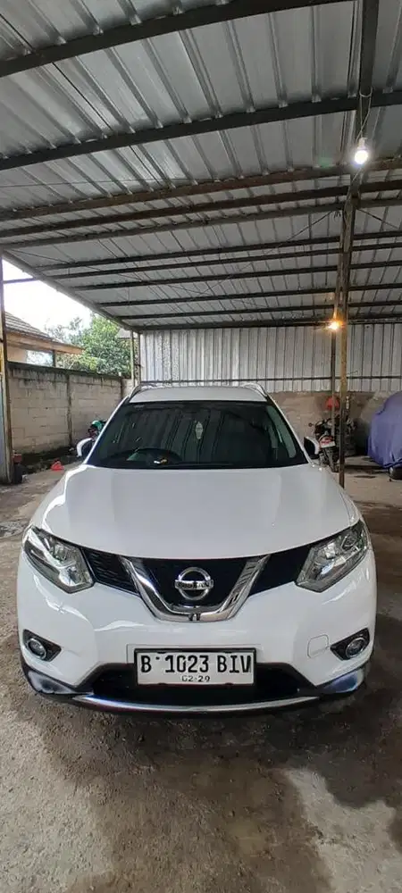 Mobil x-trail 2015 warna putih