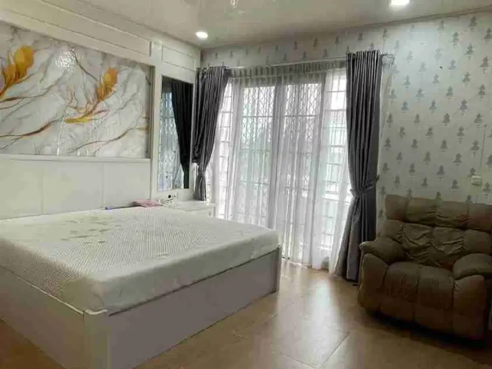 DISEWA CEPAT RUMAH FULL FURNISHED RAPI POSISI HOEK 2,5 LANTAI DI CLUSTER EAST ASIA GREEN LAKE CITY