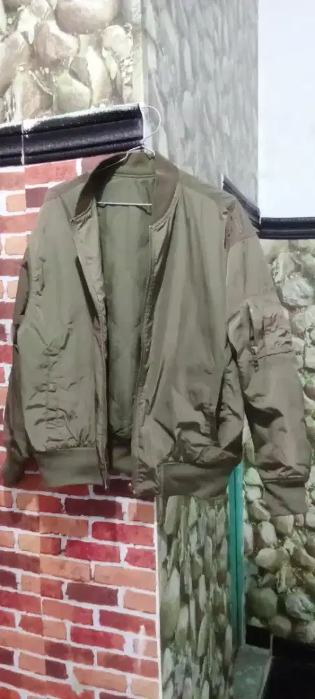 Jaket bomber army green Size M kondisi tinggal pakai