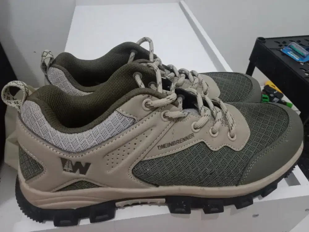 Sepatu weinbrenner baru dipake sekali uk 40