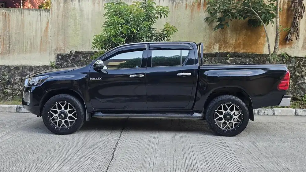 Hilux D-Cab 4x4 G MT Black 2022