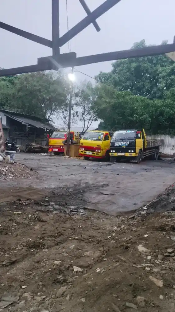 Pembuangan sampah gudang proyek gedung kontruksi
