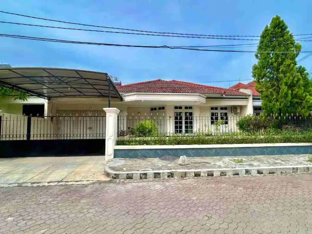 Dijual rumah Darmo Harapan Utara VIII
Terawat siap huni, depan taman,  ROW jalan nyaman