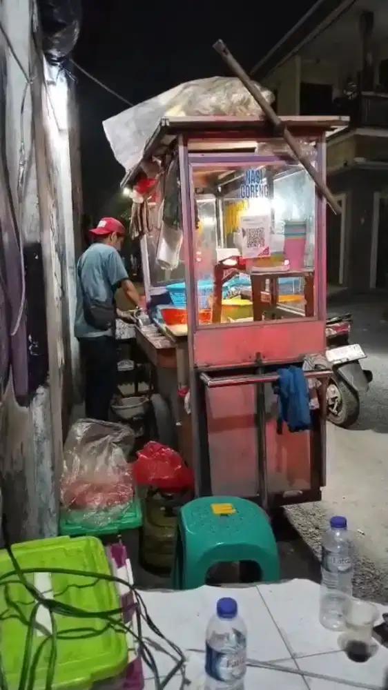 CARI YANG MAU JUALAN NASI GORENG