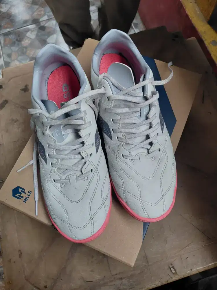 Sepatu futsal Mills Enzo IN warna putih dengan aksen pink