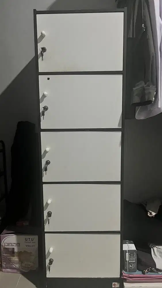 LEMARI KAIN LIPAT