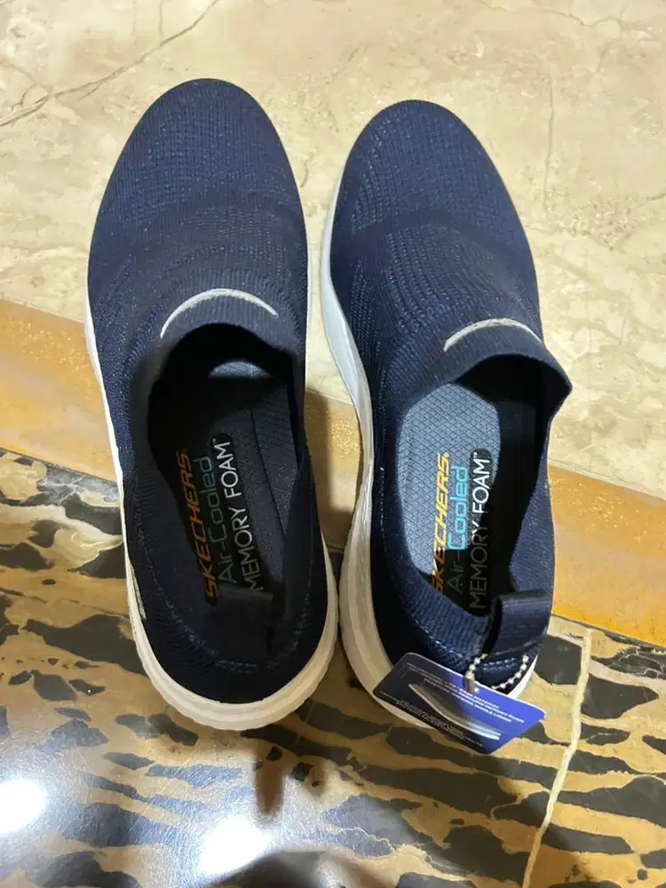 Sepatu sketcher size 42