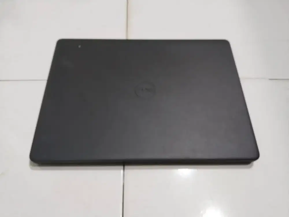 Dell vostro AMD Ryzen 5-3500U , Ram 8 ssd 256.