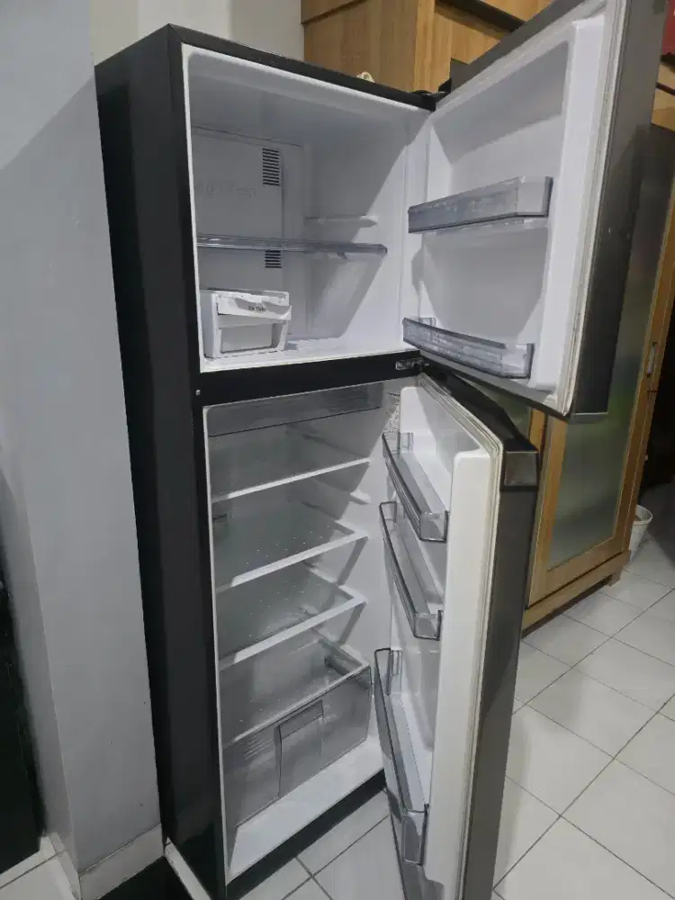 Jual 2 Kulkas  : 1 panasonic dan 1 aqua