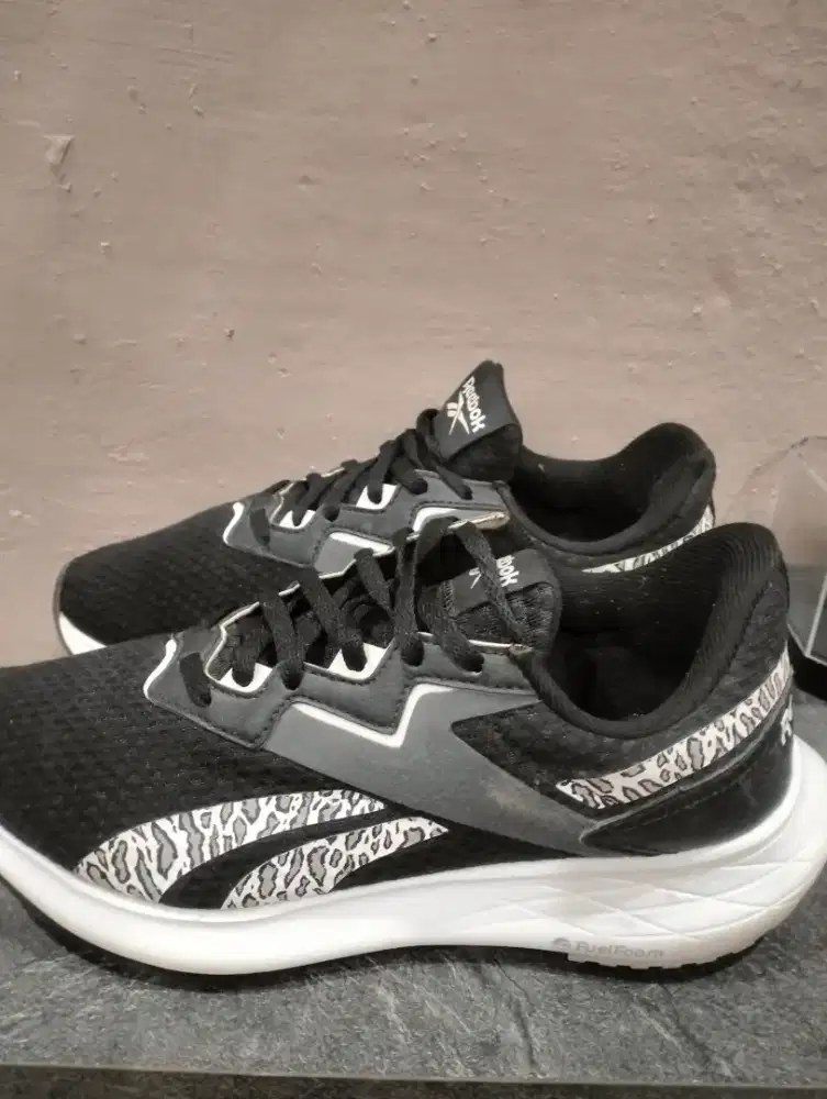 Sepatu running reebok