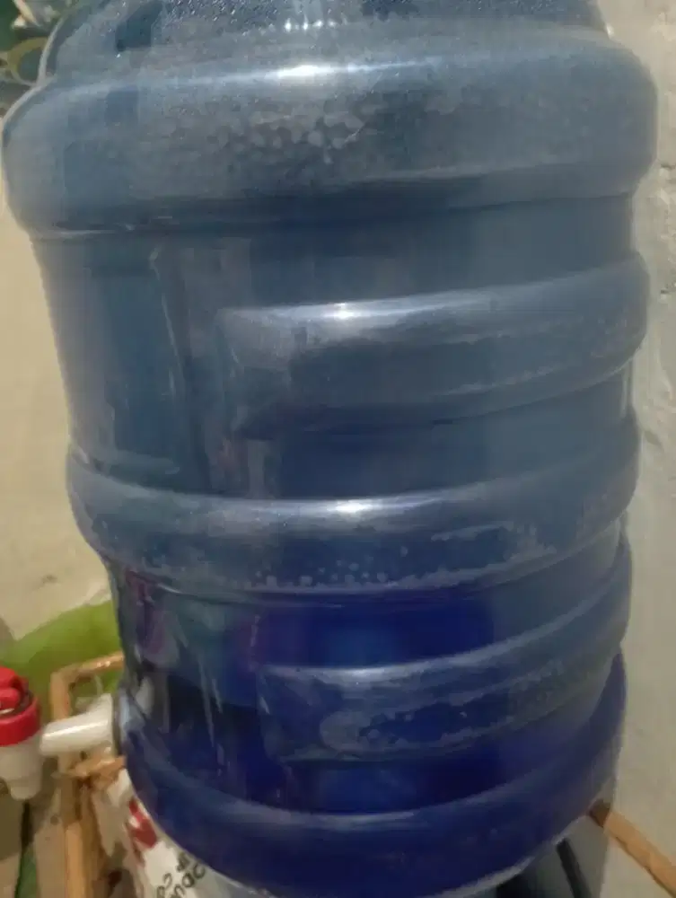 Galon isi ulang air minum