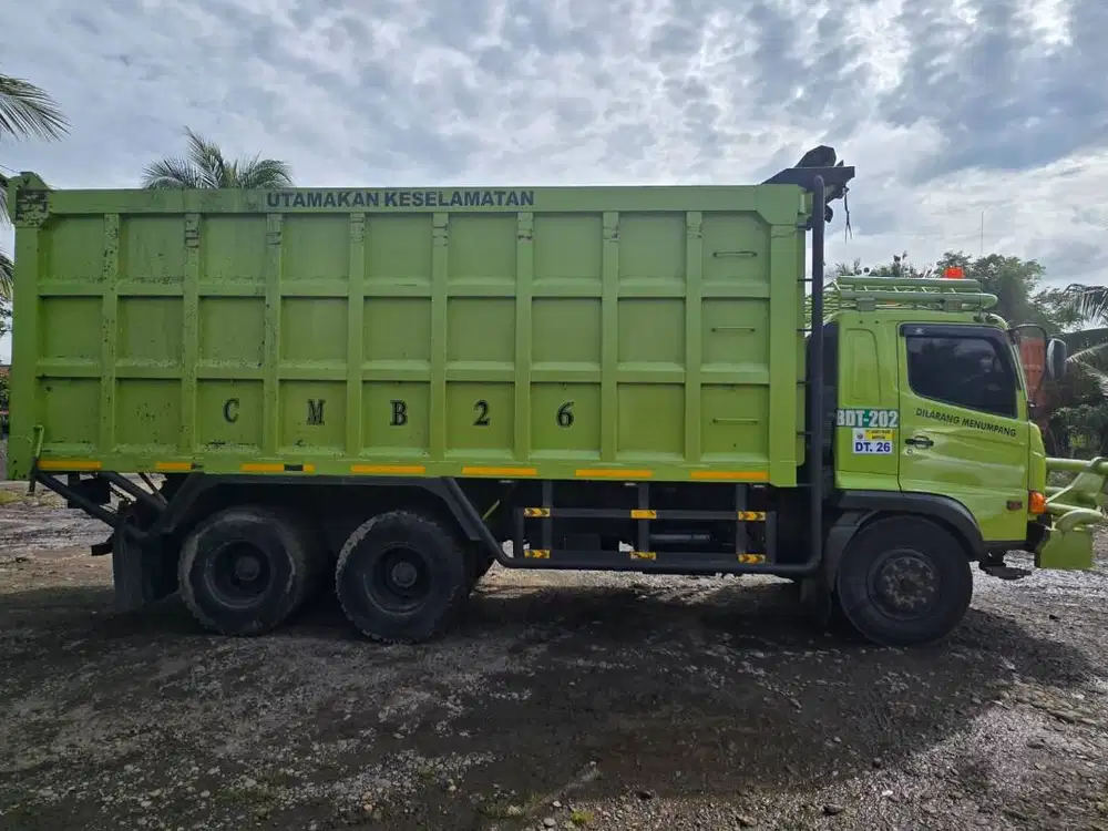 DIJUAL DUMPTRUCK HINO FM8JND2 EURO 4  MILIK PRIBADI TAHUN 2023