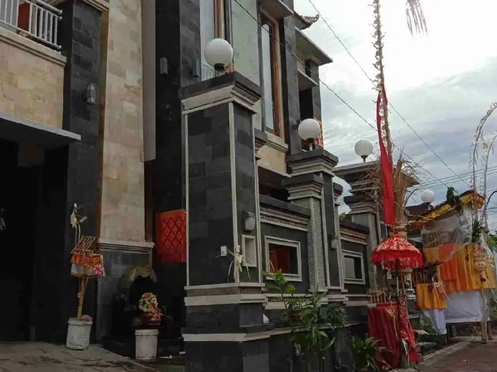 RUMAH LANTAI II MEWAH MEGAH DENGAN PEMANDANGAN SAWAH DI DEPANNYA MENAMBAH KEINDAHAN RUMAH YG MEWAH DENGAN BAHAN BANGUNAN YG BERKWALITAS ,