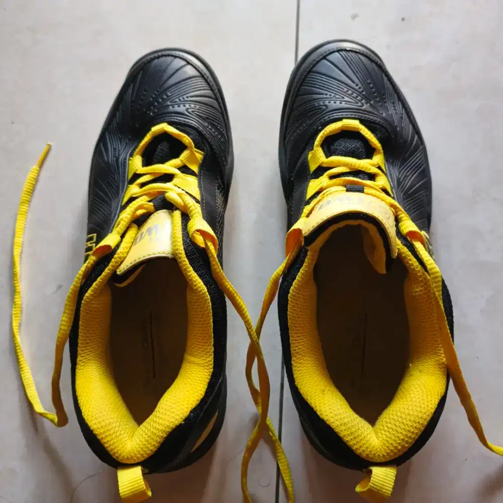 Sepatu dan tas badminton