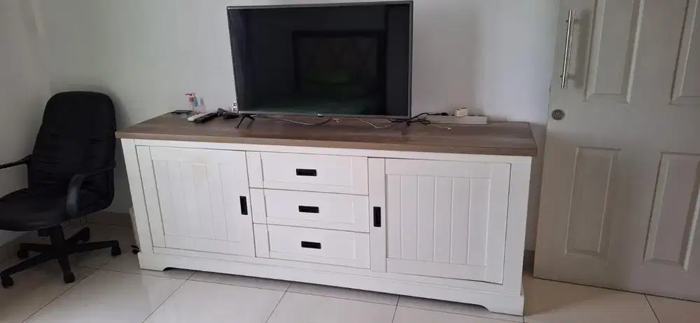 TV merk LG 43” + nakas TV