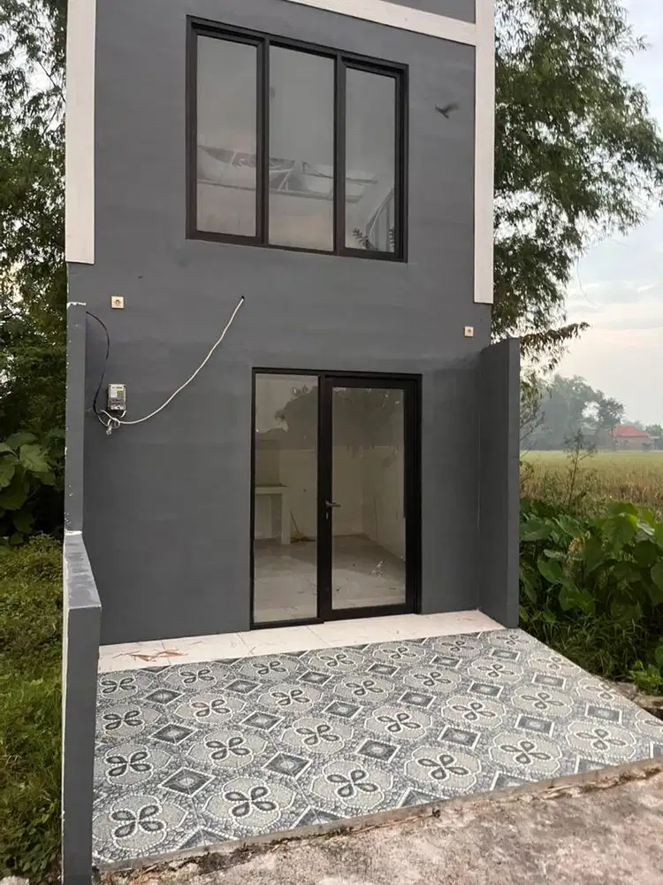 Menjual rumah baru.