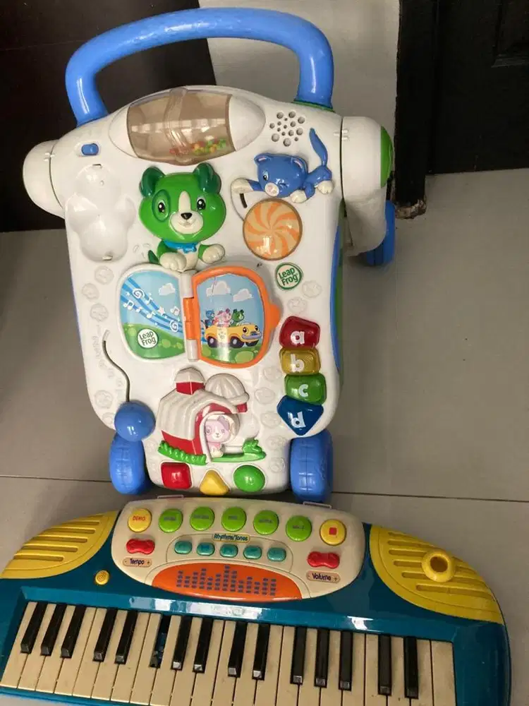 Mainan piano dan belajar jalan anak
