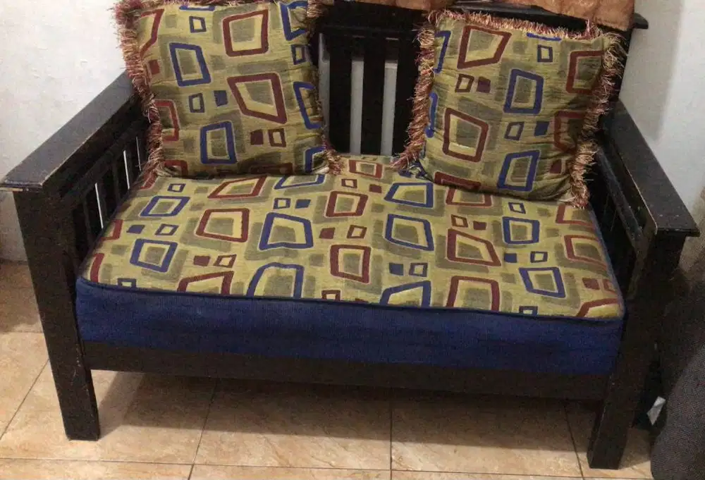 Sofa Kayu Minimalis (Kondisi Kokoh)