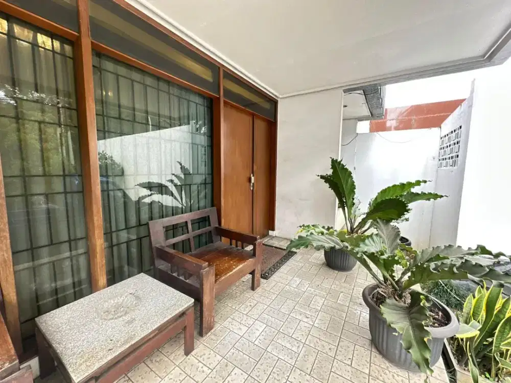 DIJUAL RUMAH JALAN RIAU (TAMAN PRAMUKA) BANDUNG LOKASI PREMIUM STRATEGIS SEMI FURNISH