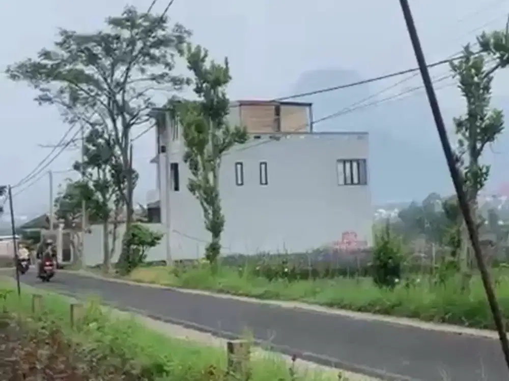 Villa Modern Strategis Pinggir Jalan Utama, Cocok untuk Hunian Keluarga