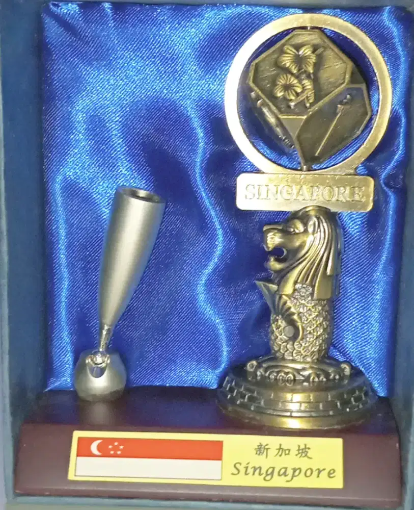 Pajangan Tempat Pulpen Dari Singapura