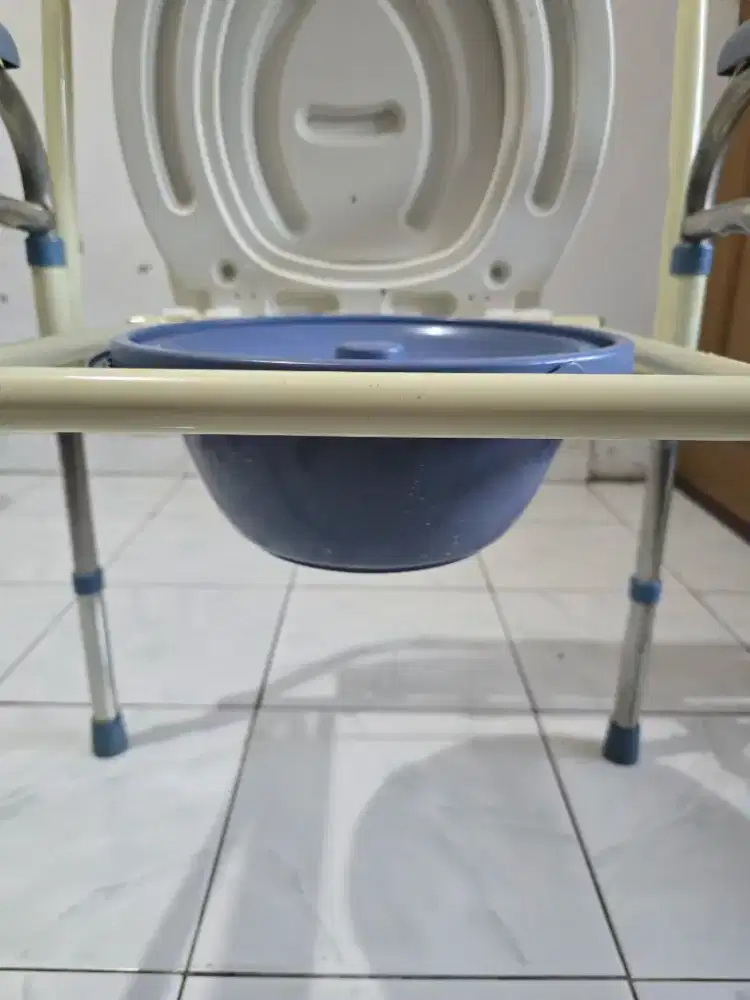 Kursi BAB Lipat Kursi Toilet Lansia Kursi Pispot