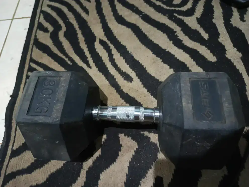 dumbbel hexagonal masih mulus berat 30kg