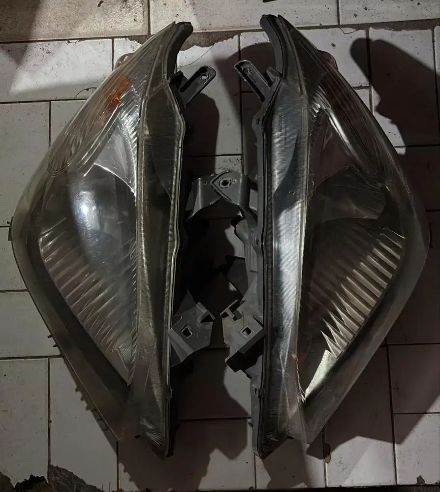 Lampu depan avanza 2011