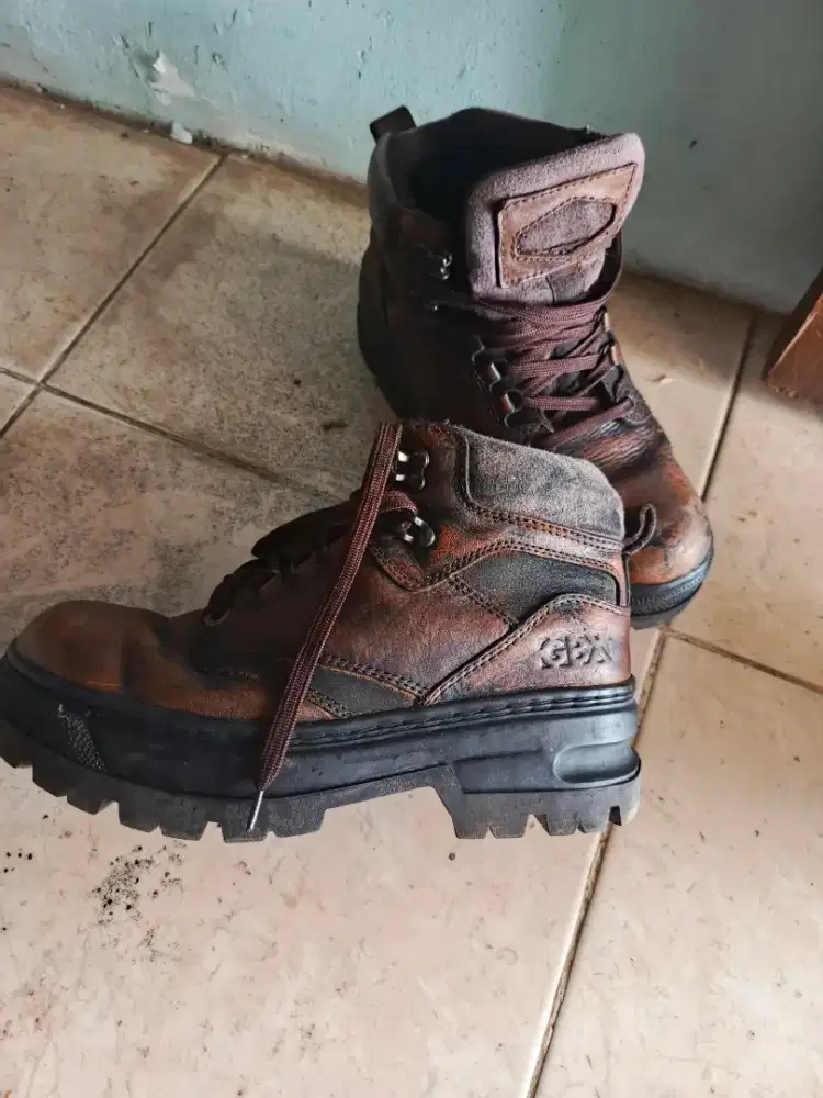 sepatu boot high size 45 46 bisa pake masih bagus banget kulit asli