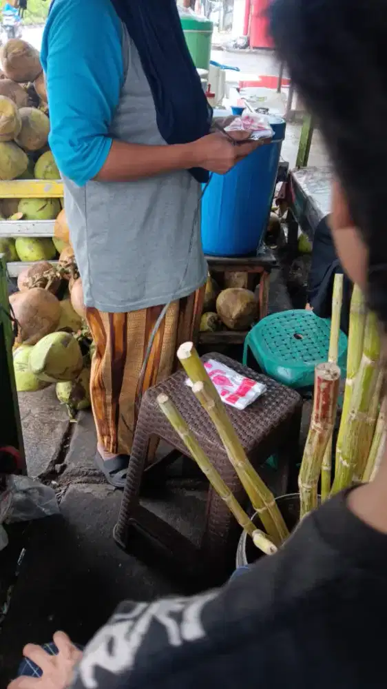 Jualan es tebu dan kelapa mangkal