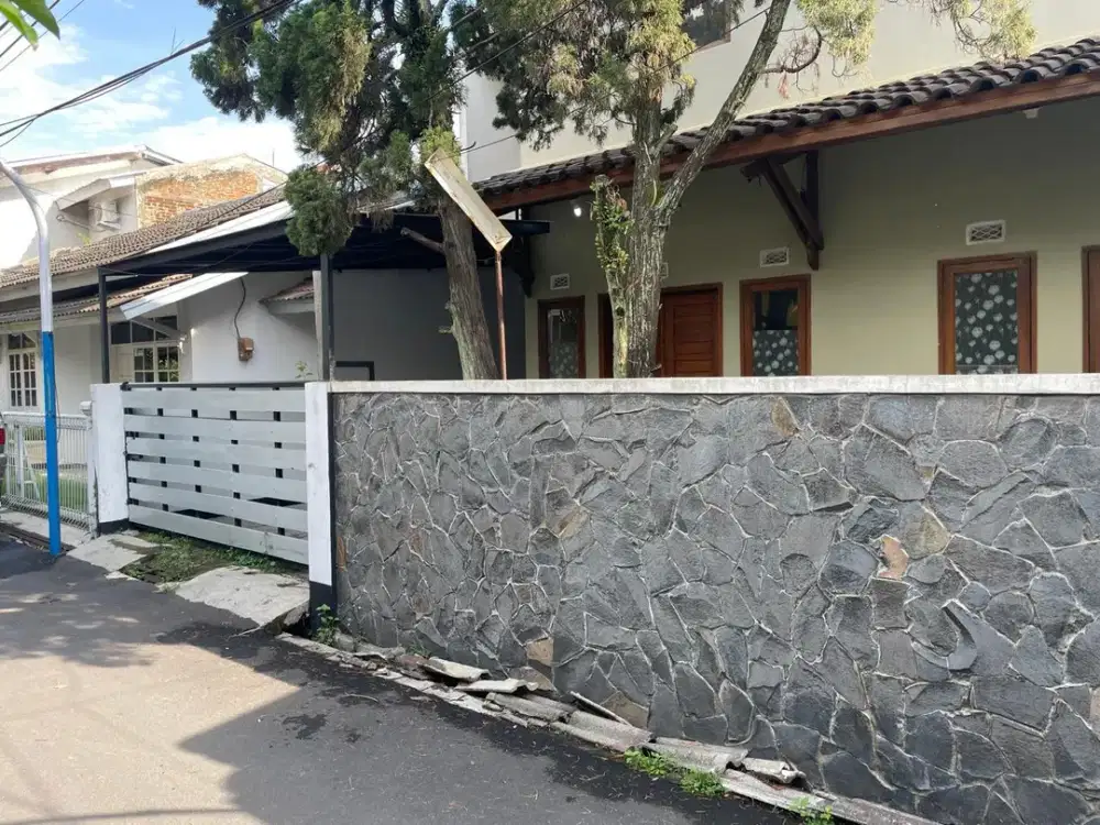 Dijual Hunian Nyaman dan Terawat Lokasi Startegis di Komplek Riung Bandung