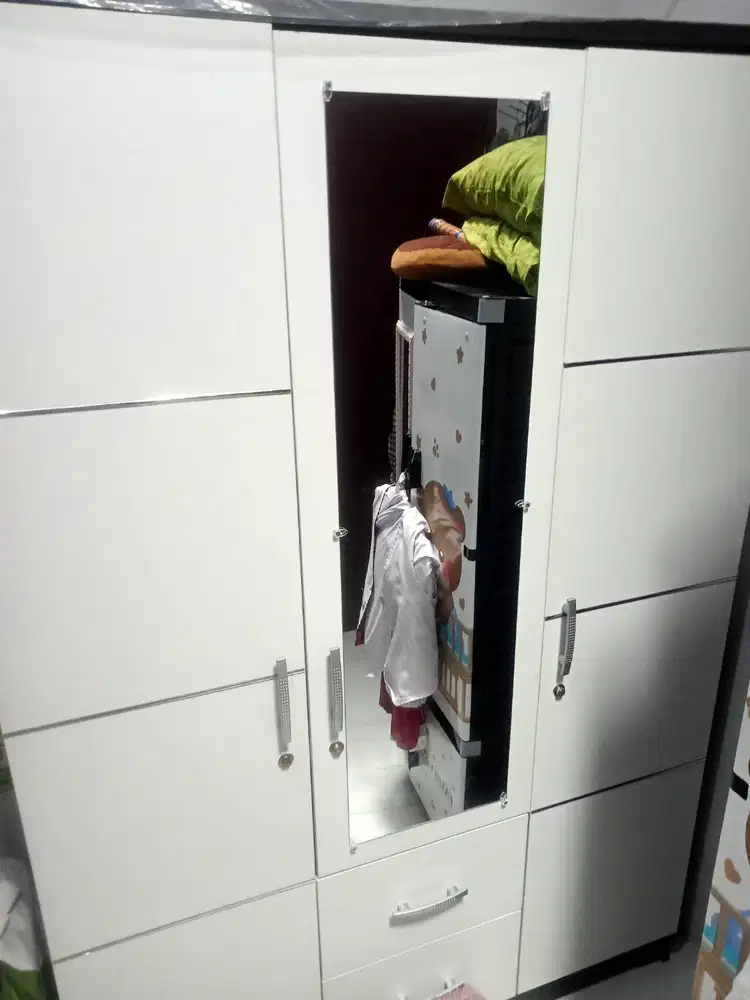 Lemari tiga pintu