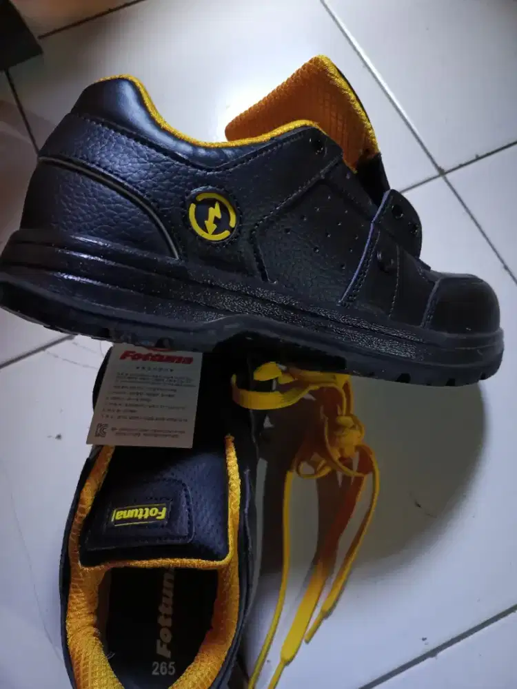 Sepatu safety hitam