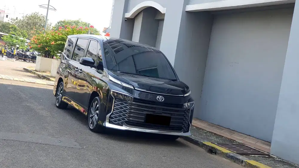 [ LOW KM ] Toyota Voxy 2.0 CVT TSS Camera360 AT 2022/2023