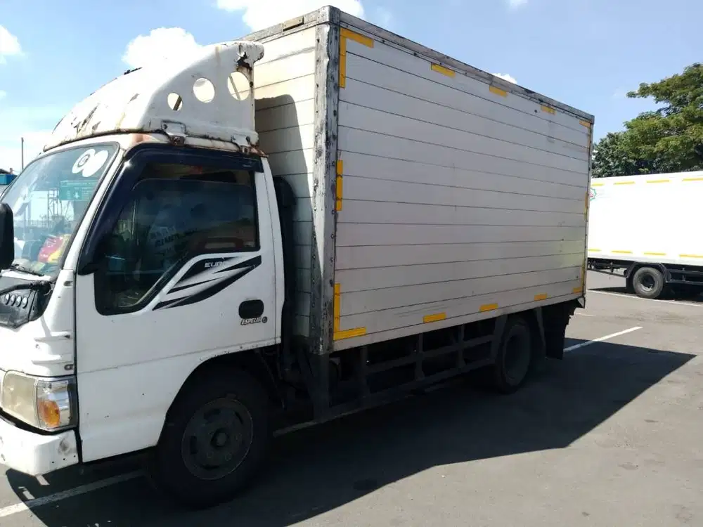 dijual mobil truck isuzu tahun 2012
