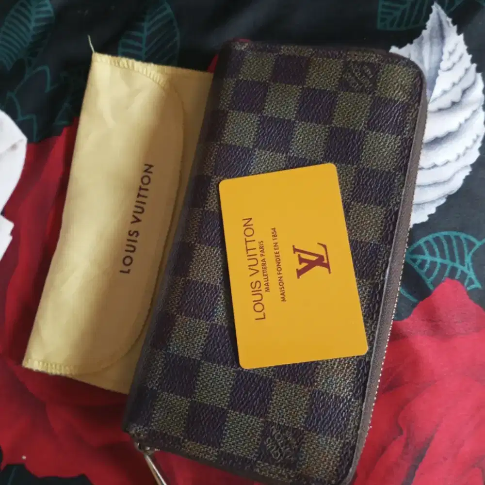 Dompet wanita Louis Vuitton motif Damier