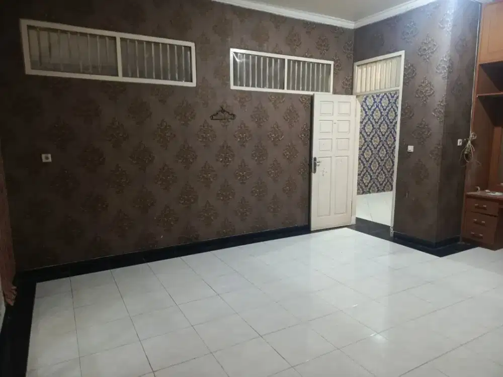 Disewakan Rumah Sewa Luas di Komplek AL Duren Sawit
