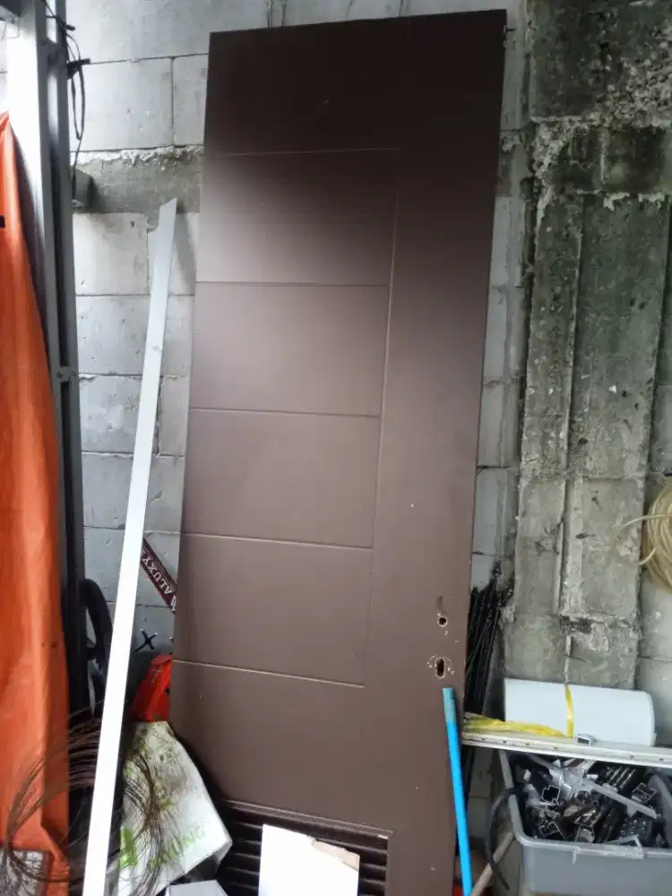 Pintu kayu bekas pakai