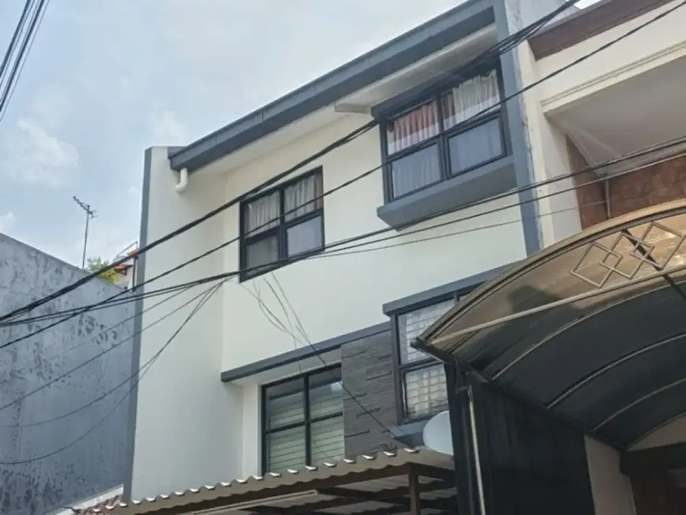 Rumah Tinggal 3 Lantai Siap Huni Lokasi Taman Ratu Flamboyan Jakarta Barat