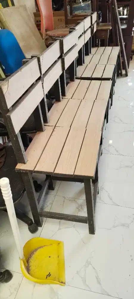 Kursi kayu bekas cafe