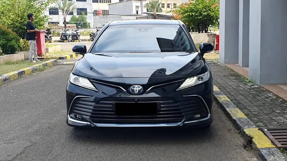 Toyota Camry 2.5 Hybrid TSS Sunroof JBL Facelift Hitam 2022 Like New