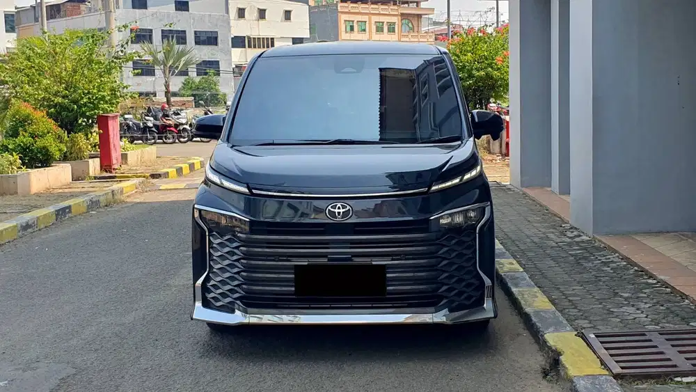 Toyota Voxy 2.0 CVT TSS Camera 360 Hitam 2022 Like New Low Km Record