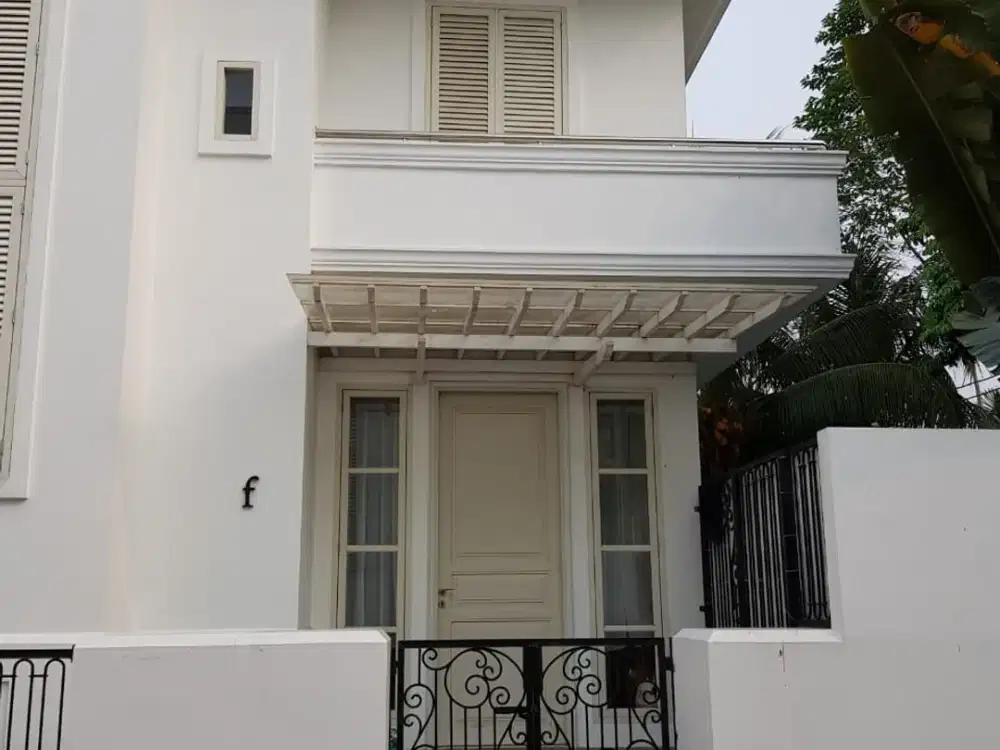 Rumah Cantik Terawat SHM 2 Lantai Semi Furnished dengan Private Pool di Kemang