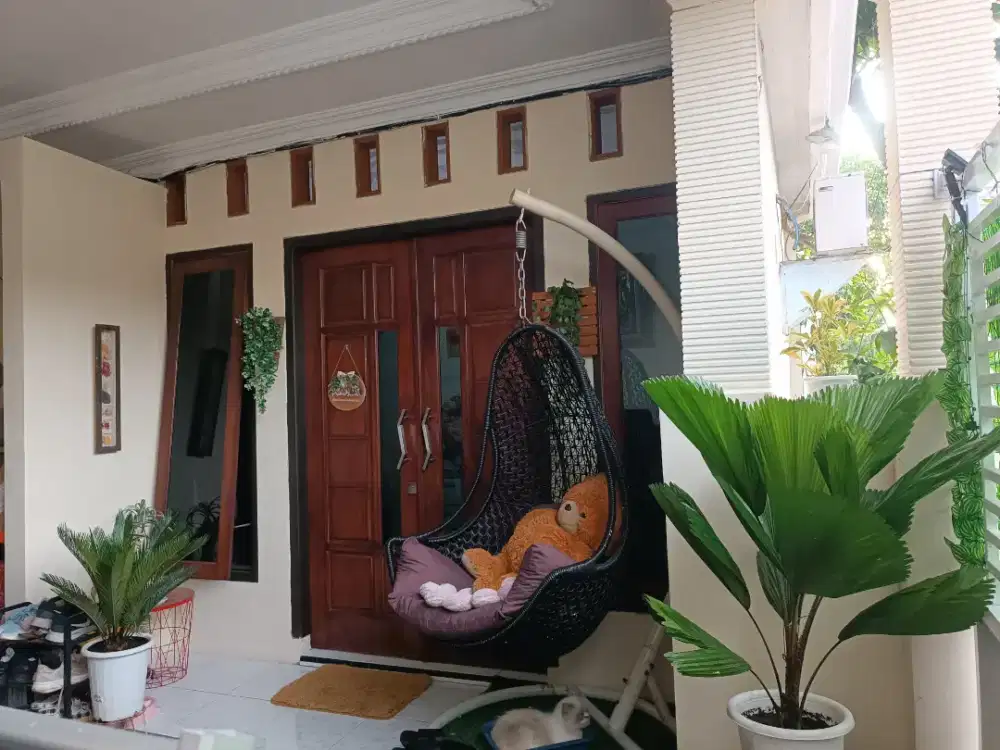 Dijual cepat rumah cantik full renovasi siap huni lokasi strategis .